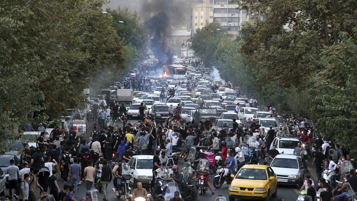 Policisté v Íránu rozhánějí demonstranty ostrými náboji